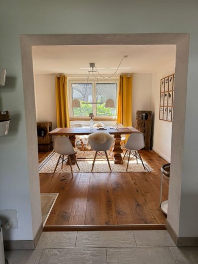 Inselidyll mit Boddenblick: Großes Grundstück & Ferienhaus-Potenzial auf Rügen – Esszimmer mit Kachelofen