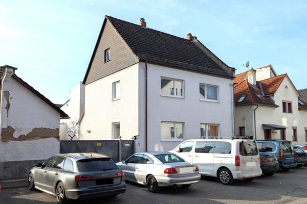 Maison individuelle avec annexe, double garage et places de stationnement