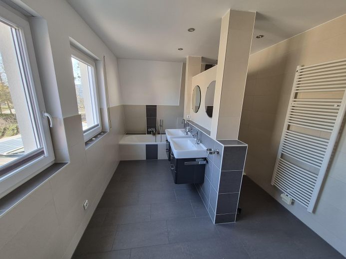 Traumimmobilie Zweifamilienhaus zentrale Lage in Falkensee – Bad OG Wohn_1