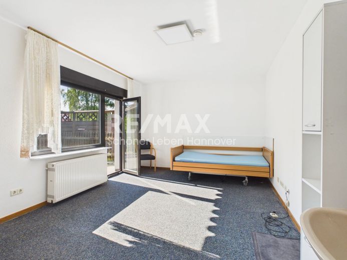 Viel Platz und zahlreiche Möglichkeiten - ehemaliges Altenpflegeheim mit großem Potenzial – Zimmer EG mit Terrasse
