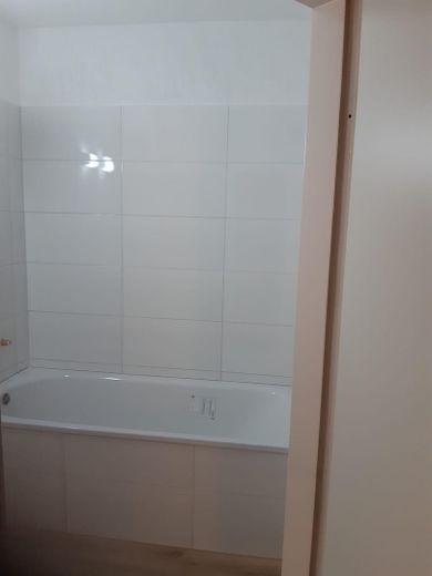 Schöne, frisch renovierte 2-Zimmer Wohnung, direkt am Schloß Broich – Bad mit Badewanne