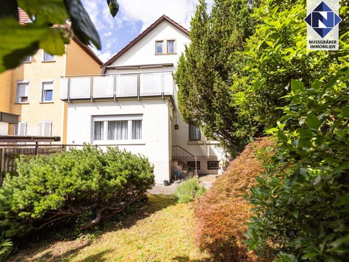 Family Home with Plenty of Space, Garden, Roof Terrace and Expansion Potential Near Esslingen Old Town – Photo 1