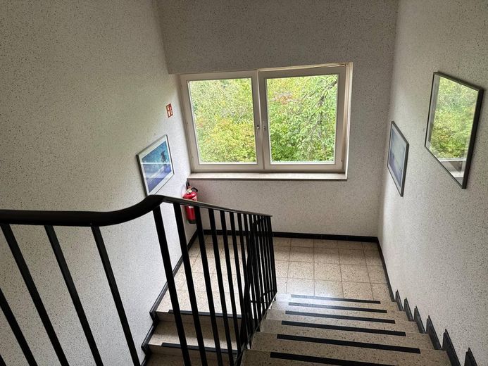 Appartamento di 3 locali senza provvigione nel verde di Amburgo-Niendorf - ristrutturato – Treppenhaus