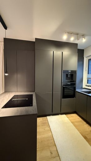 Modernes Endhaus am Brabandkanal - großer Privatgarten, Wärmepumpe und Spa – Maßgefertigte Designküche