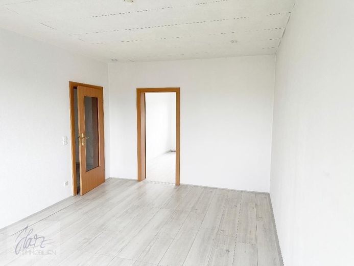 ***CHARMANTE EIGENTUMSWOHNUNG IN GEPFLEGTER WOHNANLAGE*** - Ideal für Eigennutzer und Kapitalanleger – Wohnzimmer mit Blick Richtung Flurbereich und Schlafzimmer