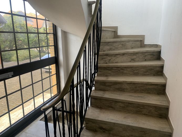 Doppelhaushälfte auf 531 m² Grundstück – vielseitig nutzbar & ruhig gelegen – Treppenhaus Eingangsbereich