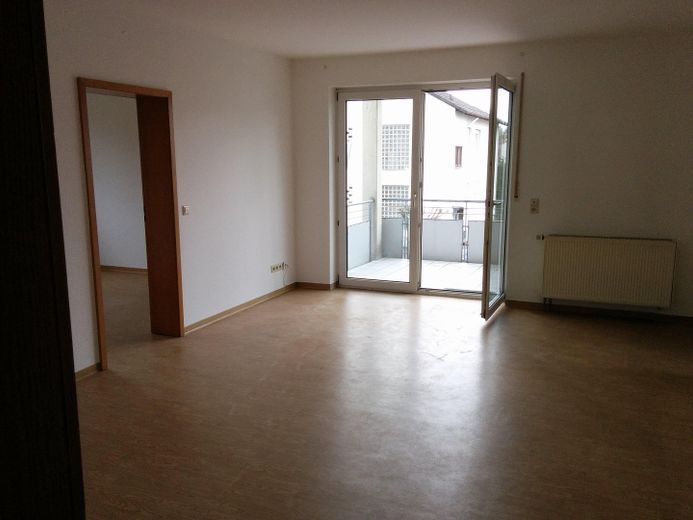 In ruhiger zentraler Lage zum Einkaufen - für Familien mit Balkon 1. Stock – Wohnzimmer