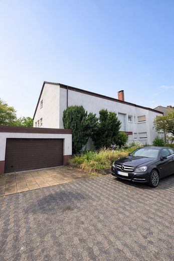 Außenansicht Garage & Haus