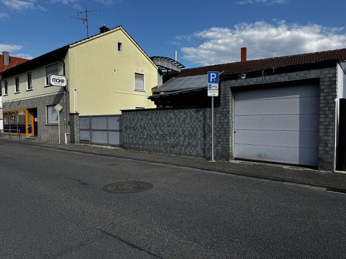 Außenansicht mit Garage