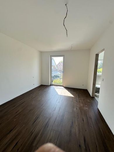 Großzügige helle Neubauwohnung im 1.OG eines Zweiparteienhaus in Verl – Schlafzimmer mit Bad