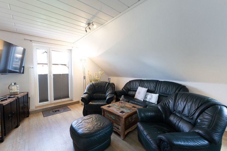 Herzensheim für große Träume - XXL-Haus mit Traumgarten &amp; Wintergarten – Wohn-Esszimmer FeWo 2