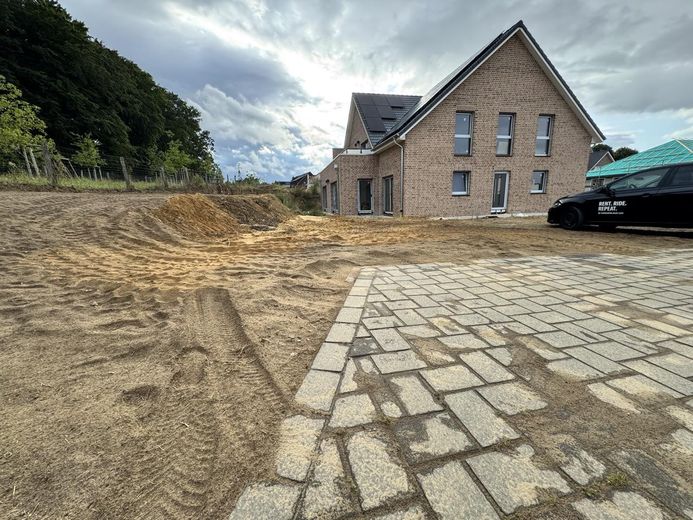 Hochwertige 3-Zimmer-Gartenwohnung mit Südterrasse, Designküche & Blick ins Grüne – Außenansicht Neubau