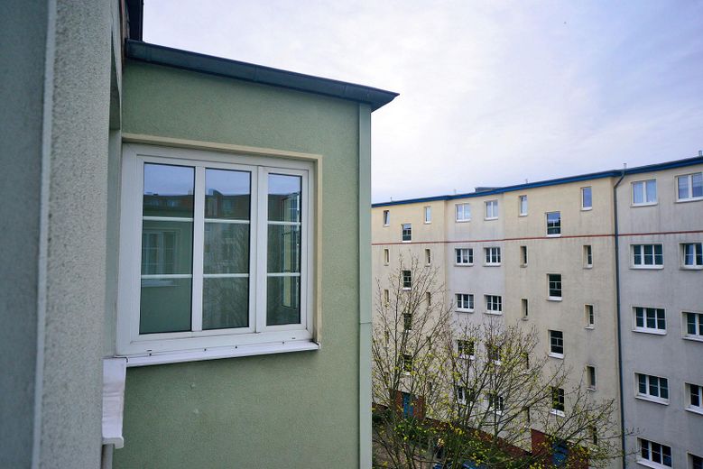 Helle Wohnung in Alt-Hohenschönhausen, 2 Zimmer, Einbauküche, Loggia – Loggia Aussen