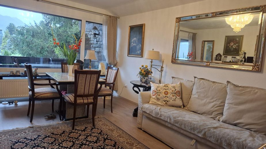 Beautiful apartment in the Chiemgau with mountain panorama and swimming pool/sauna – Wohnzimmer