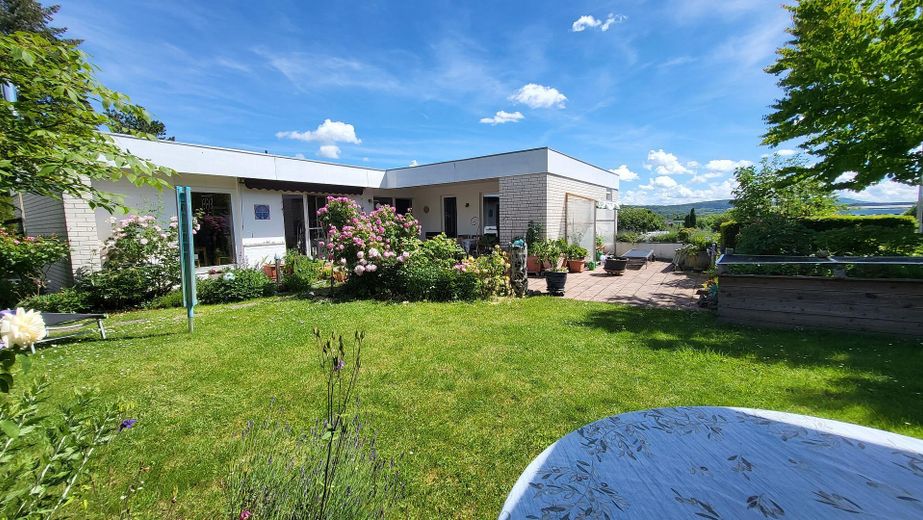 Maison d’architecte située sur un versant calme avec espace séparé pour bureau/cabinet (appartement indépendant) – Ansicht vom Garten (Südwest)
