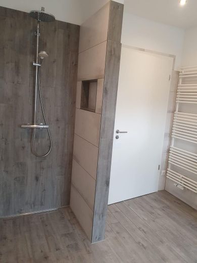 Dusche mit Ablage