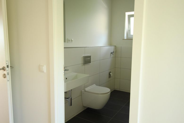 Freistehendes EFH mit Fernblick – Energieklasse B, PV und 2 Einliegerwohnungen – Badezimmer Eltern