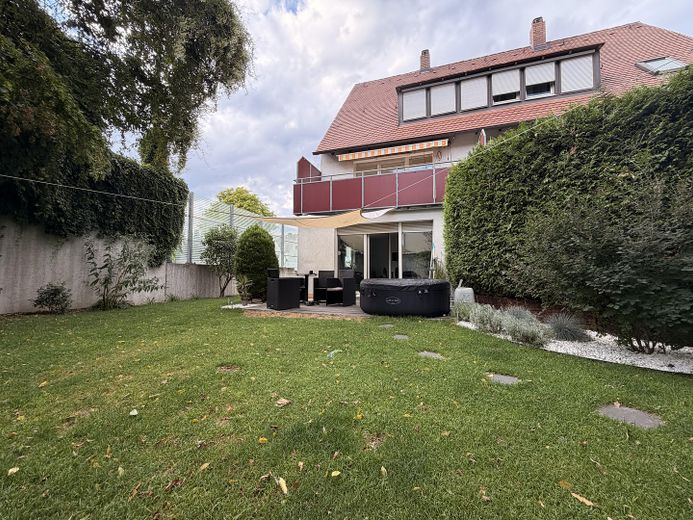 4-Zimmer-Gartenwohnung mit Terrasse | 129 m² Garten +++ PROVISIONSFREI, Kapitalanlage +++ – Garten mit Terrasse
