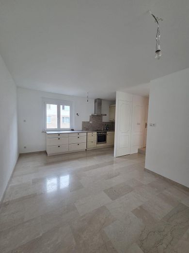 Casa a schiera esclusiva, ristrutturata e inondata di luce, con architettura particolare - 5 min. dall’autostrada A8 – Foto 9