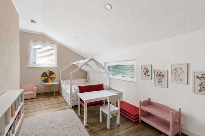 Modernes Familienglück in ruhiger Lage - energieeffizientes Einfamilienhaus mit Garten, Smart Home und Doppelgarage – Kinderzimmer