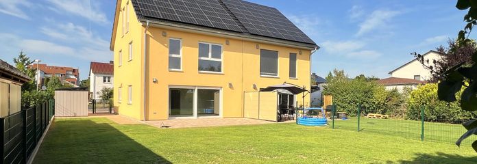 Ruhe mit Blick über Felder: Exklusives wohngesundes Plusenergie-Doppelhaus, S-Bahn fußläufig – Gartenansicht