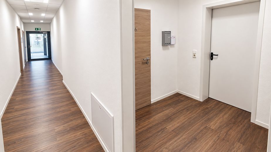 Eigenständige, hochwertige Gewerbeeinheit mit Halle, Büros & Galerie – direkt an der B12 – 21_EG_Flur_Eingang_Halle