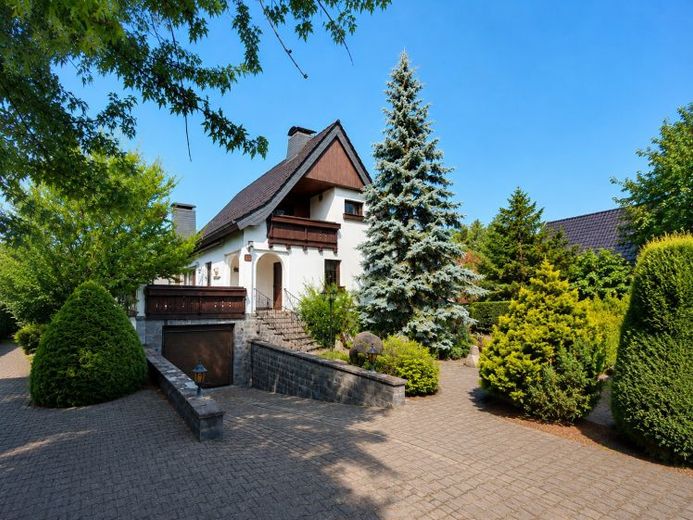 Freistehendes Einfamilienhaus mit Grundstück, Pool, Sauna und viel Platz für die Familie – Foto 1