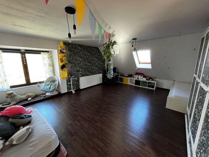 Einfamilienhaus auf 1633 m² Grundstück – Zimmer oben