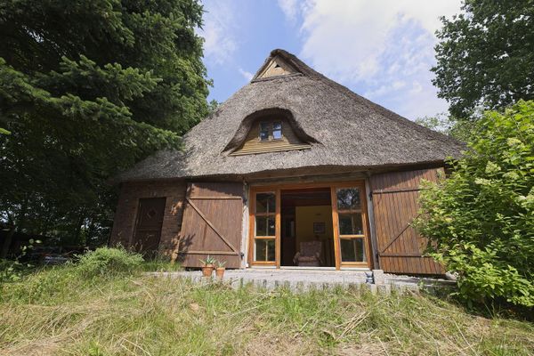 Casa di campagna con tetto di paglia
