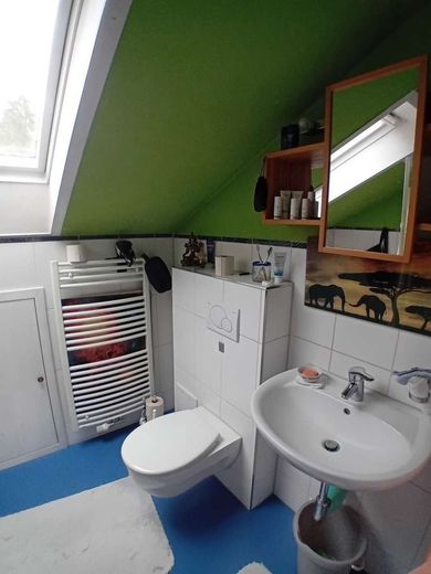 Gemütliche Dachgeschosswohnung mit Seesicht – Badezimmer mit Waschbecken, WC..