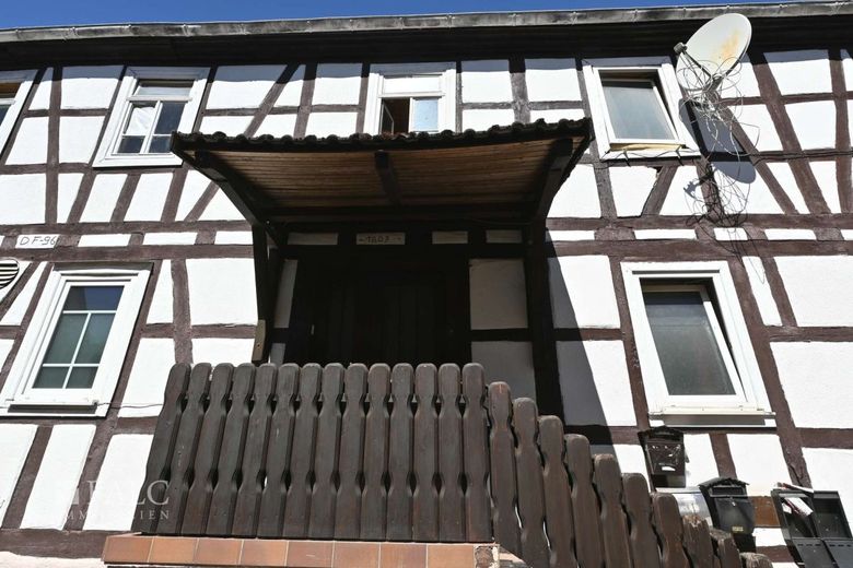 Ein komplettes Haus für Ihre Kapitalanlage oder Beruf !! – Eingang z. Haus