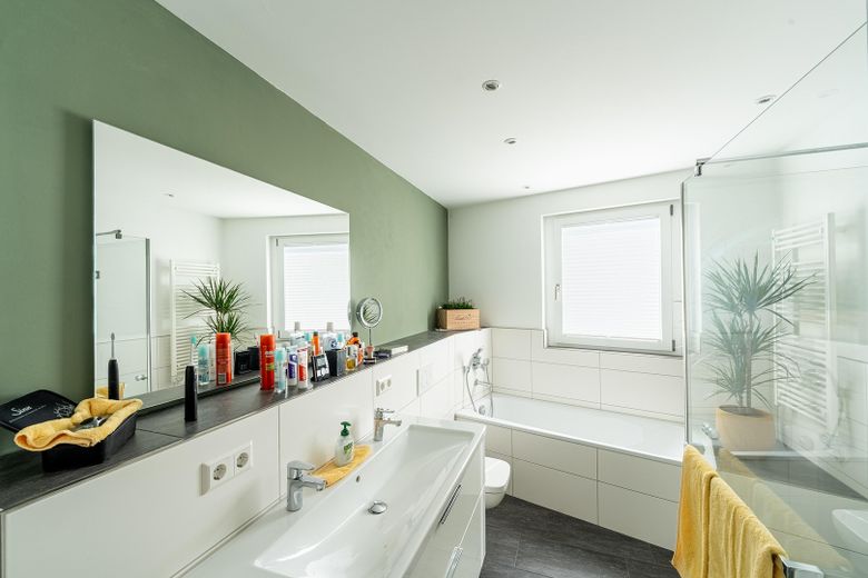Moderne 3,5 Zimmer Wohnung in Stuttgart-West mit Balkon, Einbauküche, Aufzug, Tiefgarage, Wallbox – Badezimmer
