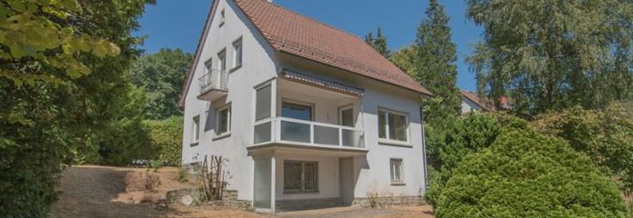 बिना कमीशन: Bad Soden - Neuenhain के शांत वन-किनारे वाले स्थान में एकल-परिवार का घर