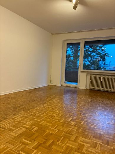 helles Wohnzimmer mit Balkon
