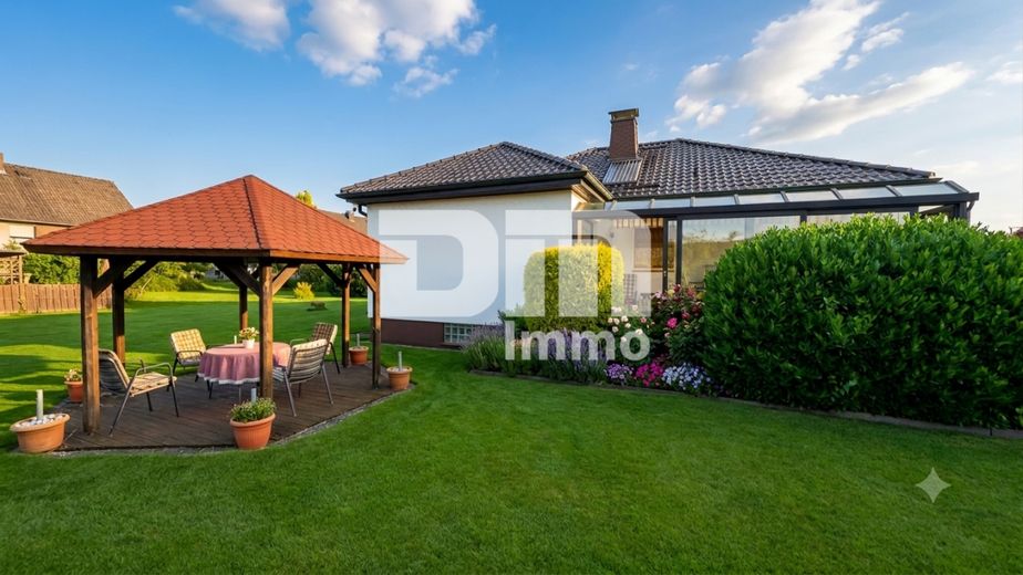 Solider Familien-Bungalow mit großem Potenzial in ruhiger Lage mit Wintergarten und Garage – Seitenansicht / Wintergarten