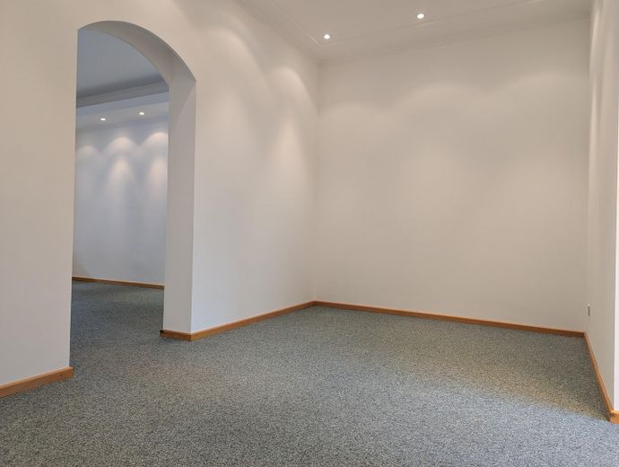 ##Exklusives Laden-/Bürolokal (56 m²)# in Germering: Top-Frequenzlage am "Kleinen Stachus" – Zwischenraum