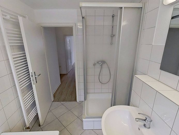 **1 KALTMIETERLASS ALS EINZUGSGESCHENK**Gemütliche 3-Zimmer-Wohnung mit BALKON und TAGESLICHTBAD – Ansicht II: Badezimmer