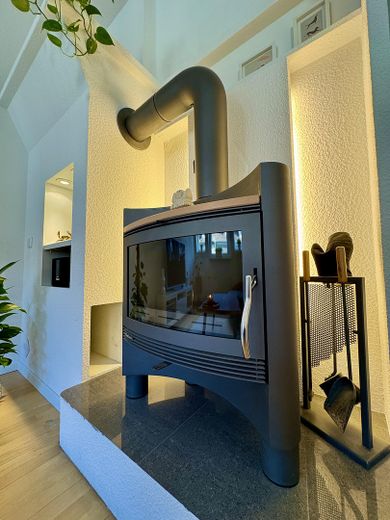 Maisonette de estilo antiguo inundada de luz, con chimenea, aire acondicionado y un ambiente residencial tranquilo – Wohnzimmer - Kamin