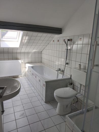 Charmante 3-Zimmer-Dachgeschosswohnung mit Garten – nur 2 Minuten zum Banter See – Badezimmer mit Wanne + Dusche
