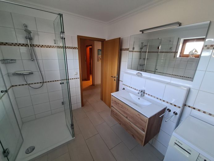 Lichtdurchflutete 3-Zi.-EG-Wohnung in Strandnähe in Pelzerhaken – Duschbad