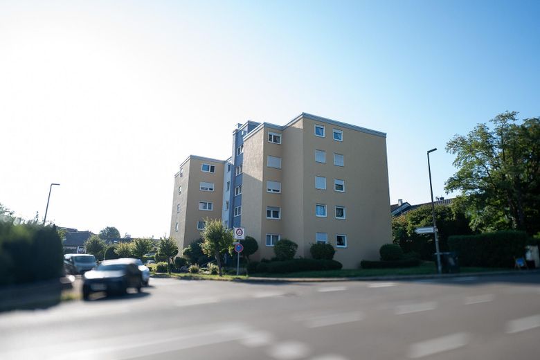 Schöne 3 Zimmer Wohnung / mit XXL Tiefgarage – Aussen Ansicht 1