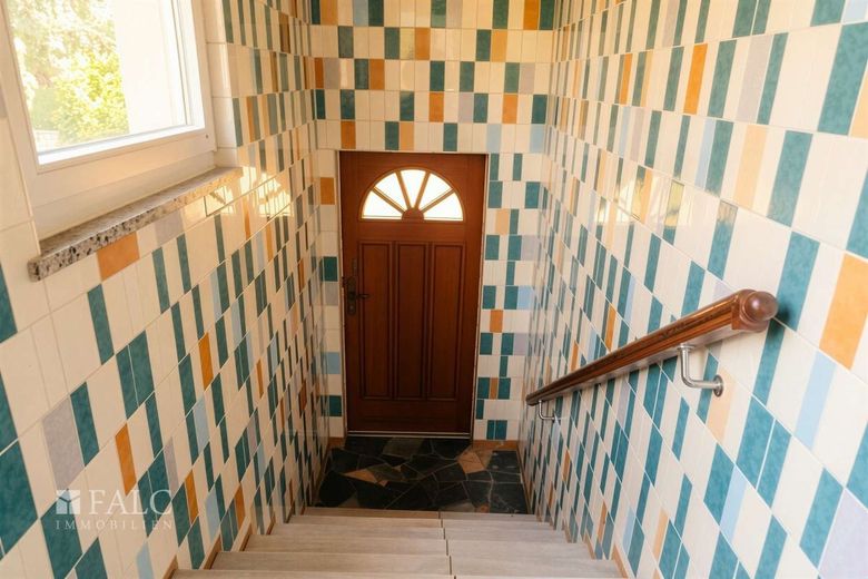 Charmantes Haus mit Sanierungspotential auf großem Grundstück – Hauseingang