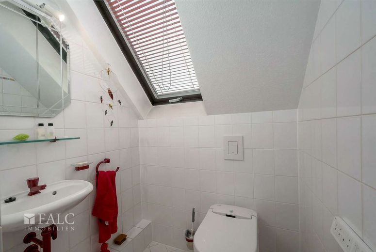 Helle Maisonette-Wohnung mit Terrasse, Fußbodenheizung und eigenem Saunaraum – Gäste WC