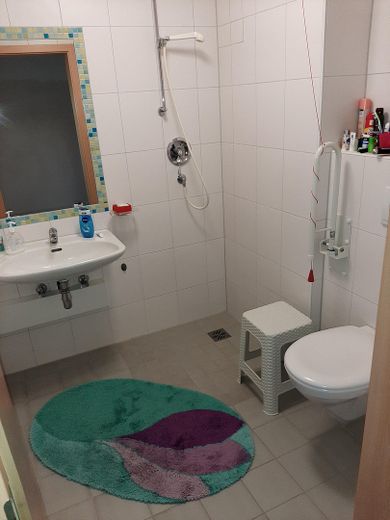 2x 1 Zi-Appartement & 3-Zi DG Wohnung mit Panoramablick, Balkon u. Küchenzeile u. 2 Duschbädern – Barrierefreies Duschbad