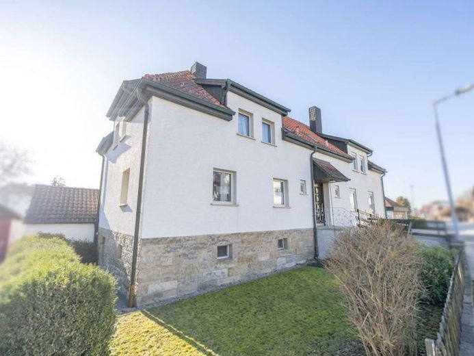 Residential house in need of renovation centrally located in Ebersdorf! – Photo 1
