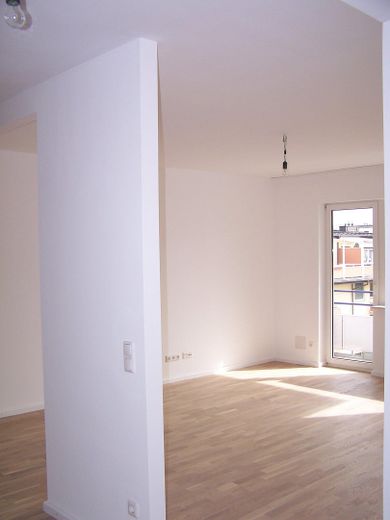SCHWABING-WEST HELLE, MODERNISIERTE 2-ZIMMER-WOHNUNG MIT LOGGIA, SCHWIMMBAD UND GROSSER DACHTERRASSE – Blick in den Wohnbereich