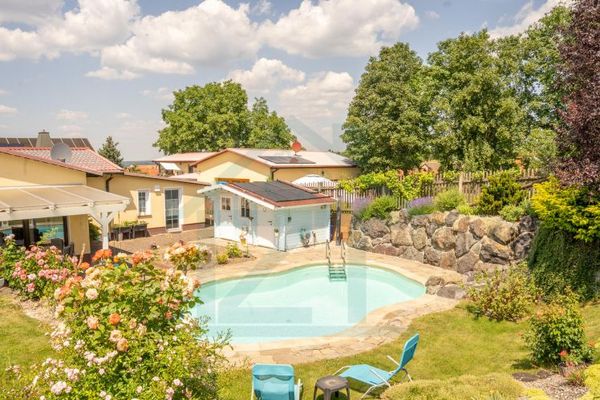 Privates Refugium: Exklusives Landanwesen ohne direkte Nachbarn mit 2 Häusern, Pool & Wasserfall