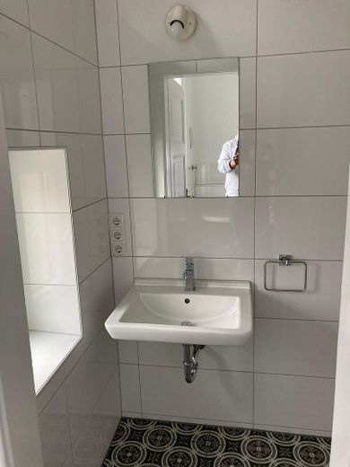 परिष्कृत पुराने भवन का अपार्टमेंट। नवीनीकृत। – Waschbecken mit Duschbad