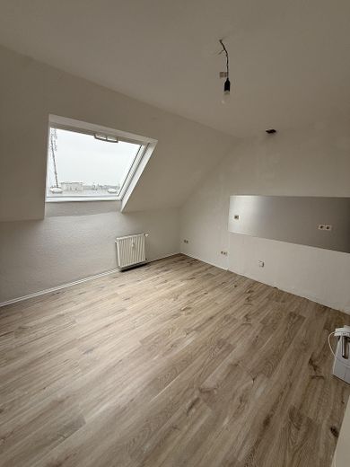 Schöne große Maisonette-Wohnung im 2-Parteien-Haus — 3 Zimmer + ausgebautes Dachgeschoss – Küche