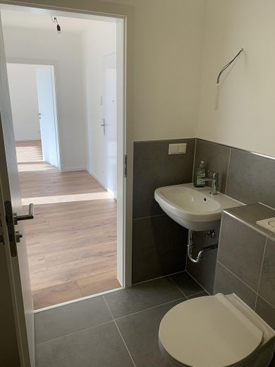 Helle 2-Zimmer-Wohnung in Hattersheim – kernsaniert, mit Balkon und Stellplatz – Badezimmer